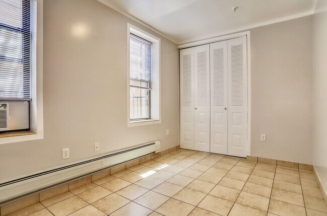Building Photo - 715 28th St