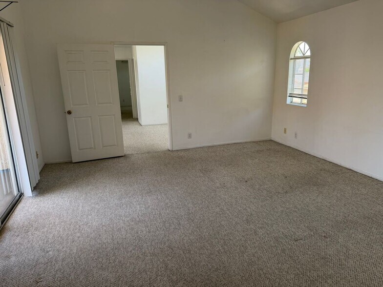 Building Photo - 4246 La Rica Ave