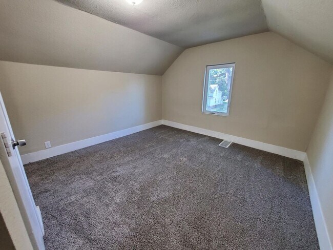 Building Photo - 4-Bedroom, 2-Bath Home Near Drake University - Fenced Backyard