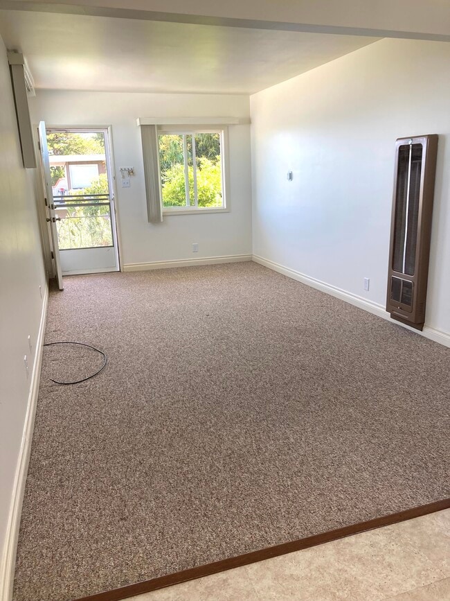 Large living room with large windows - 731 Oro Ter