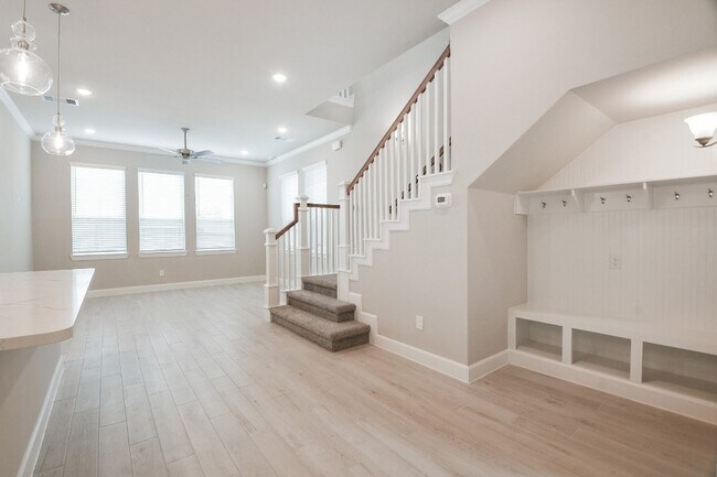 Building Photo - 3112 La Rambla Dr