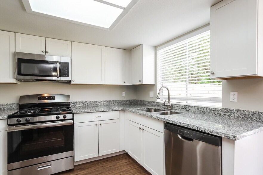 Building Photo - 18711 Droitwich Dr