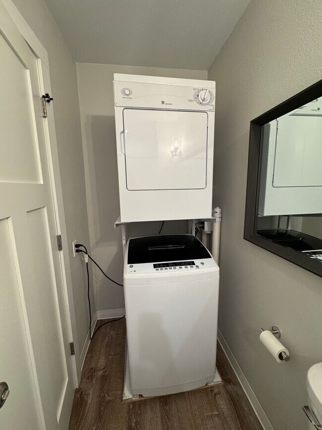 Building Photo - Modern 1 Bedroom! AVAILABLE NOW!