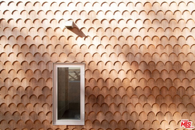 Building Photo - 8870 Wonderland Ave