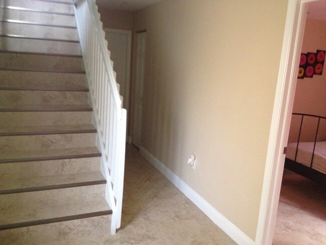 Building Photo - 2725 NE 8th Ave