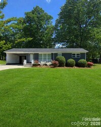 Building Photo - 421 Kingfield Dr SW