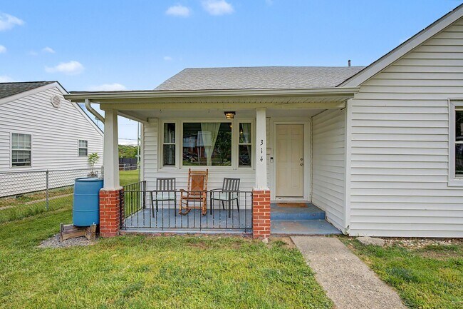 Building Photo - Spacious 5-Bedroom Home Near Radford University