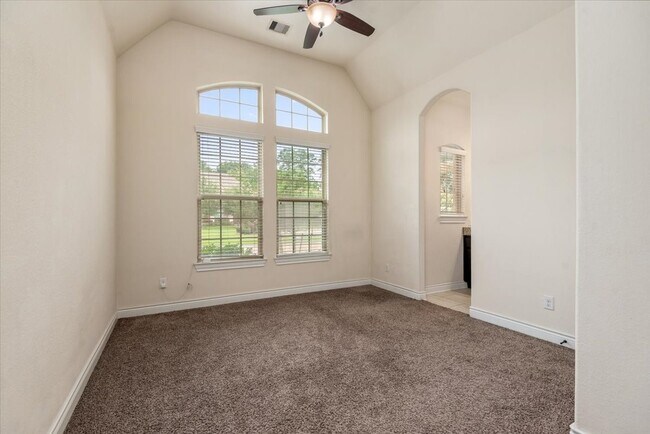 Building Photo - 23034 Creek Park Dr
