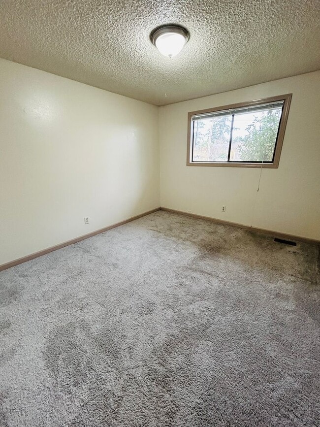 Building Photo - 3 Bedroom Home located in the heart of town! Close to everything!