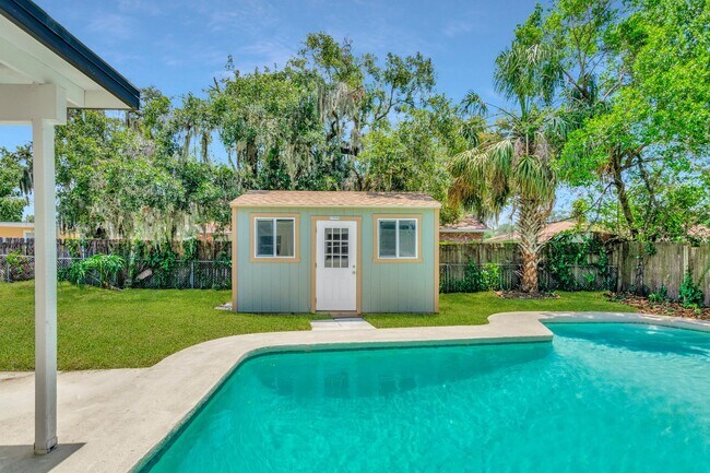 Building Photo - Remodeled Pool Home in the Heart of Brandon, FL