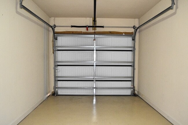 Building Photo - Freshly updated 3 Bedroom 2.5 Bath Townhouse 1 Car Garage available 3/1