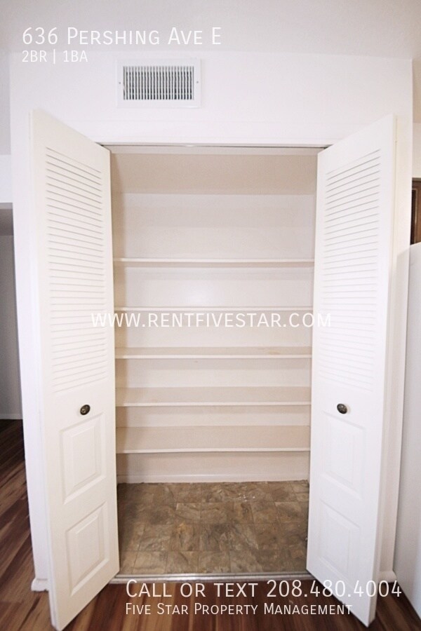 Building Photo - 2024 Remodeled Apartment, $100 Laundry Cre...