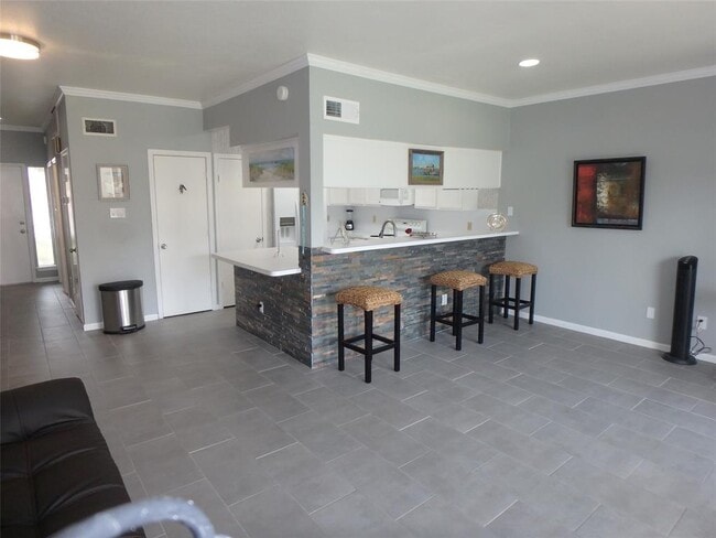 Primary Photo - 127 April Point Dr S