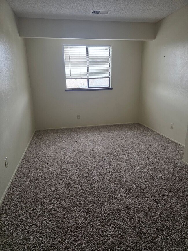 Building Photo - Cute Townhouse