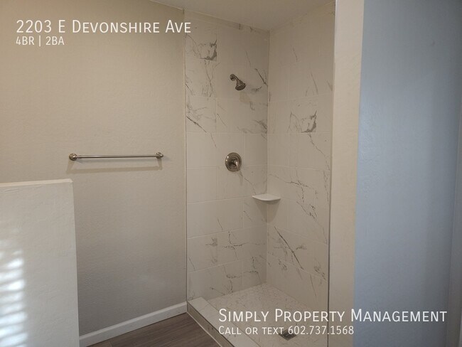 Building Photo - 2203 E Devonshire Ave