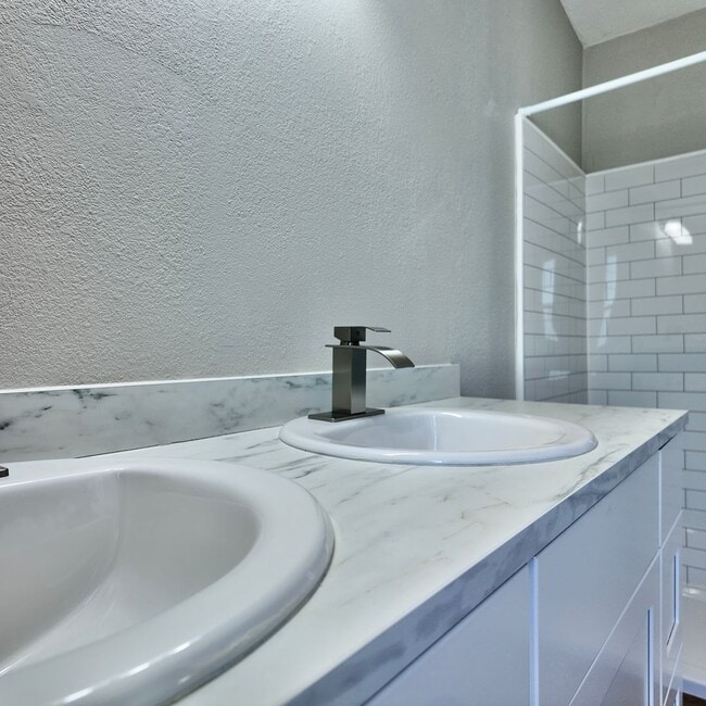 Building Photo - Updated 3-Bed, 2-Bath Home in Active 55+ C...