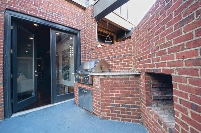 Building Photo - 320 Peters St SW