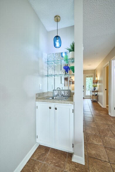 Building Photo - 400 Farr Shores Dr