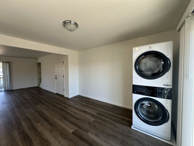 Building Photo - Adorable Top-Floor Unit