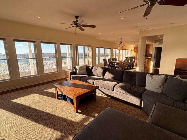 Building Photo - 802 N Harvard Ave