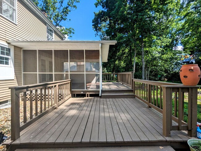 Building Photo - Center Hall Colonial for rent in Hudson!