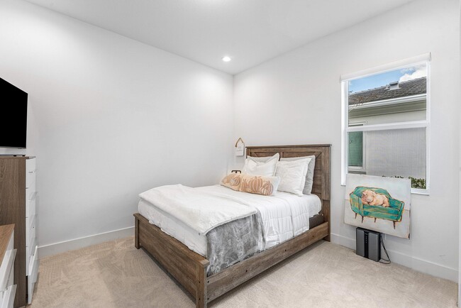 Building Photo - 9256 Crestview Cir