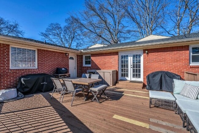 Building Photo - Renovated Ranch, Fenced Yard, Separate Studio
