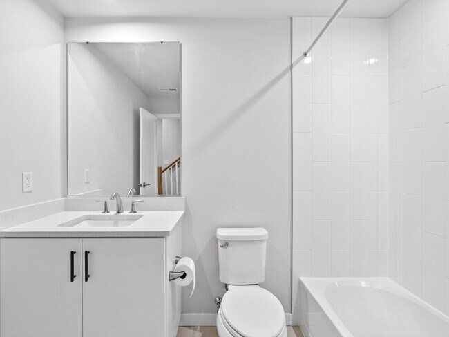 Building Photo - "Modern Living Awaits: Spacious 2-Bed, 2.5-Bath Townhouse in the Heart of McLean!"