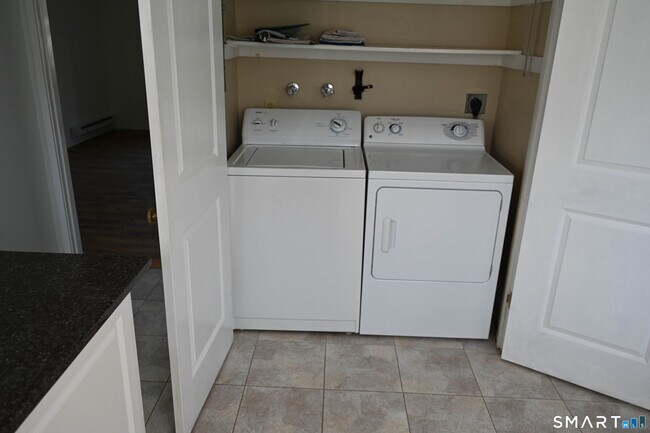 Building Photo - 922 Heritage Vlg