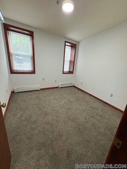 Building Photo - 143 Park Dr