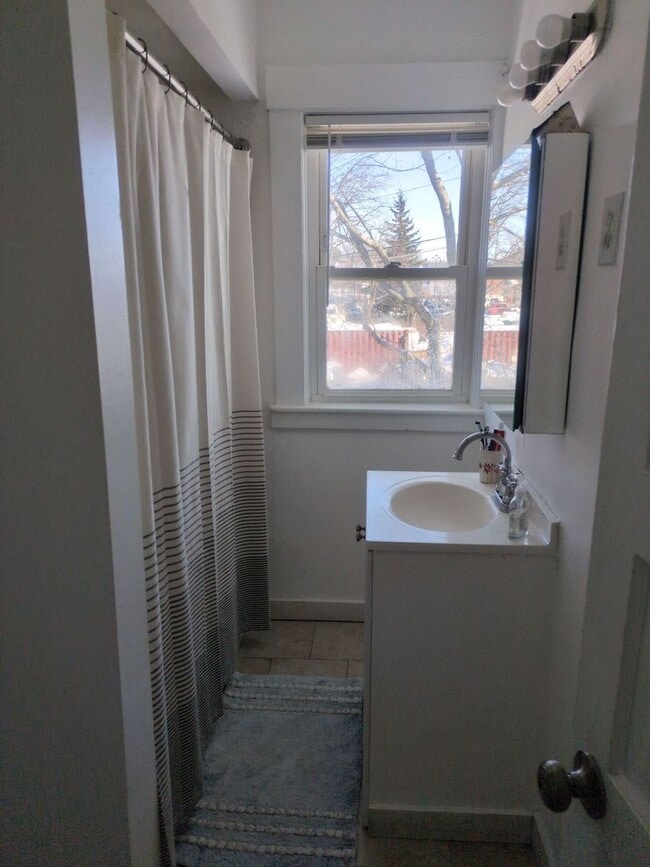 Building Photo - 729-731 Waverley St