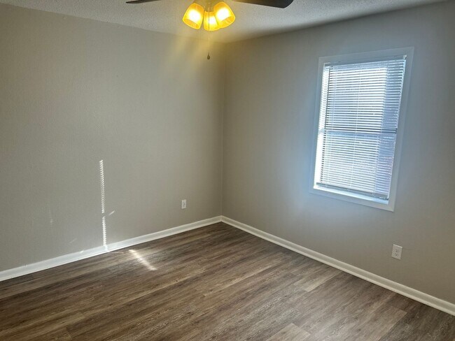 Building Photo - 2309 Evelyn Ln