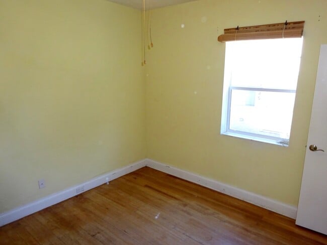 Building Photo - Bright and Charming Sunnyside Bungalow