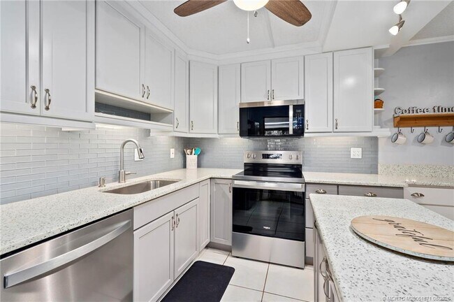 Building Photo - 5616 SE Riverboat Dr