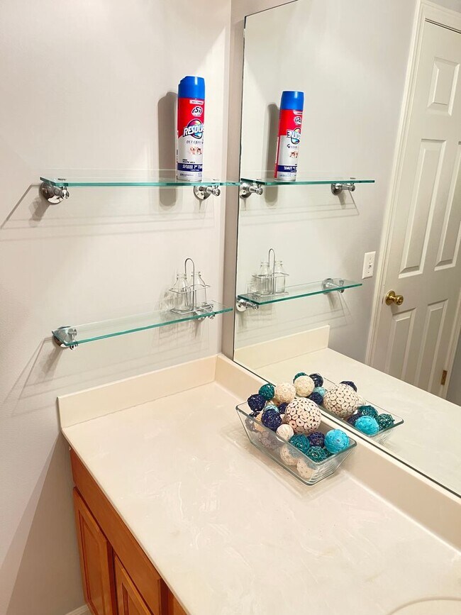 Building Photo - Move-in special. Beautiful 4 bed 2.5 bath 3000+sq ft