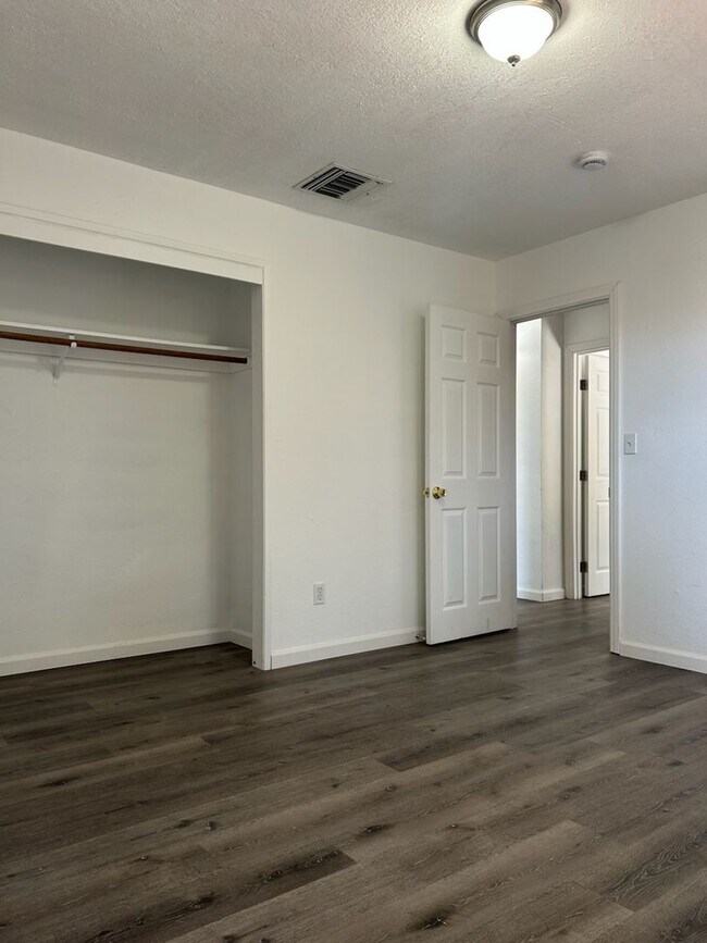 Building Photo - Please contact Vaughn Realty to set up an appointment, 760-446-6561
