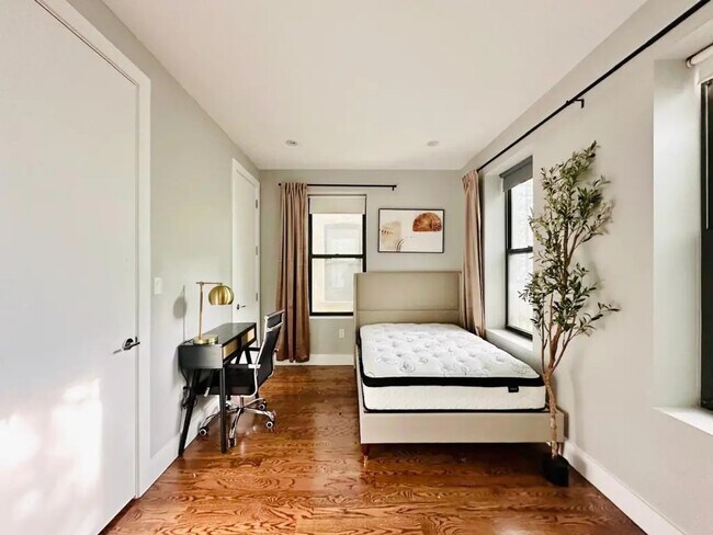 Building Photo - Furnished room/NOT APARTMENT
