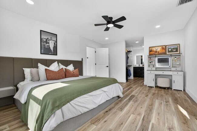 Building Photo - 701 37th St