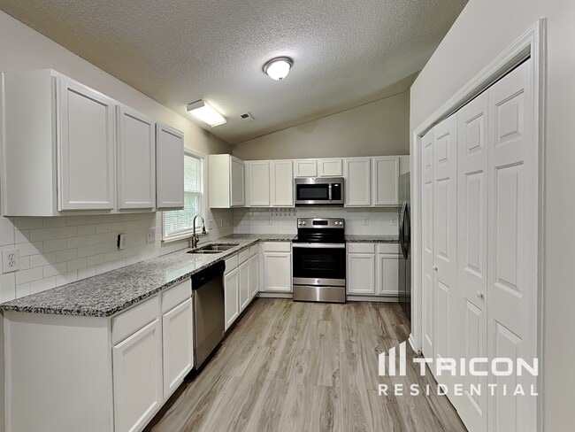 Building Photo - 2437 River Chase Dr