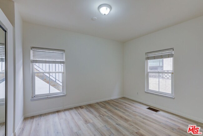 Building Photo - 320 S Reeves Dr