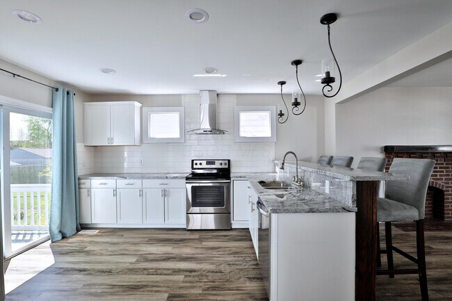 Building Photo - 825 Reinhard Ave