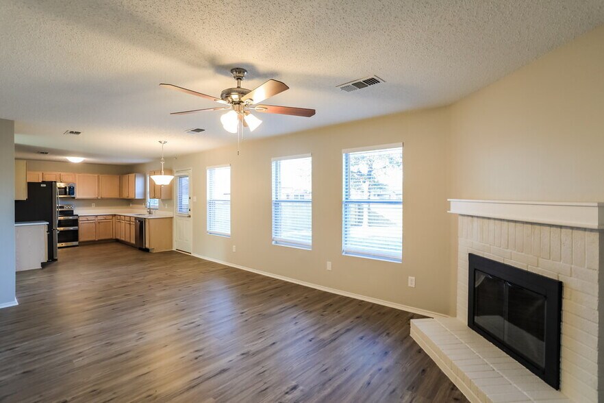 Building Photo - 16101 Hollyhill Ct