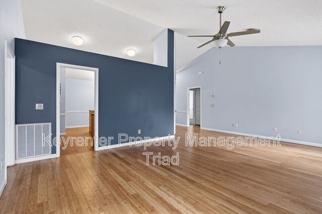 Building Photo - 10 Manor Ridge Ct