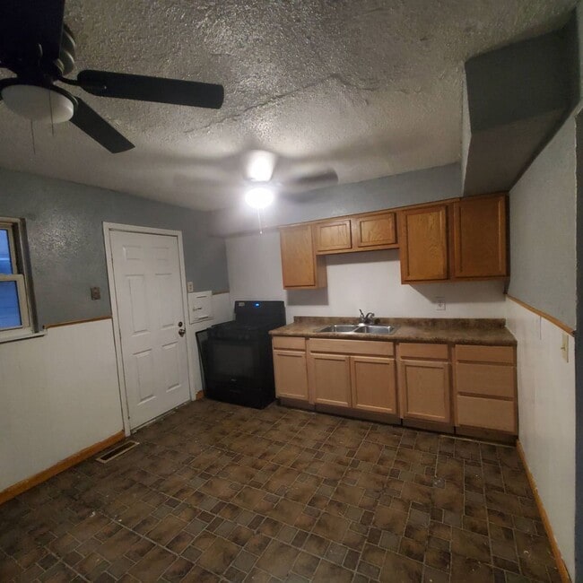 Building Photo - 3784 E 142nd St