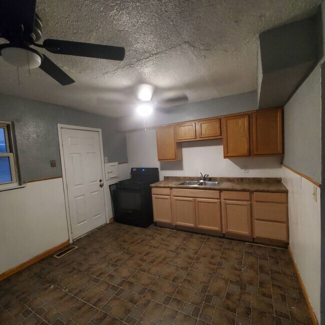 Building Photo - Charming 3-Bedroom Property in Prime Location