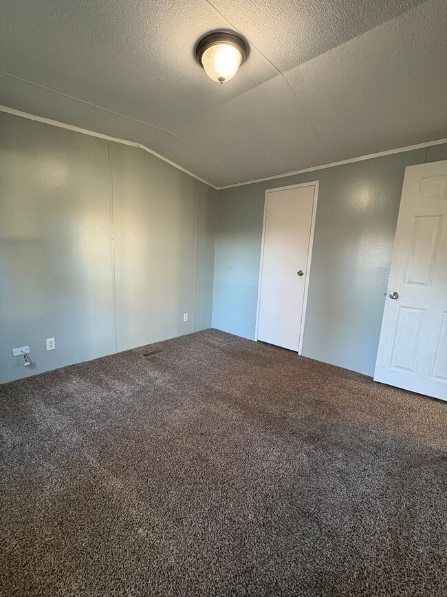 Building Photo - 2 Bedroom/ 1 Bathroom Mobile Home in Willo...