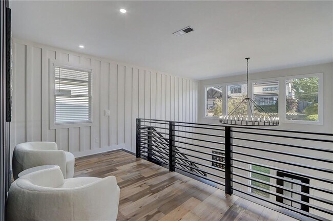 Building Photo - 2014 Cambridge Ave