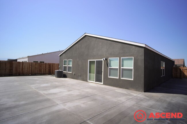 Building Photo - Stunning 3 Bedroom Home Near Liberty Highs...