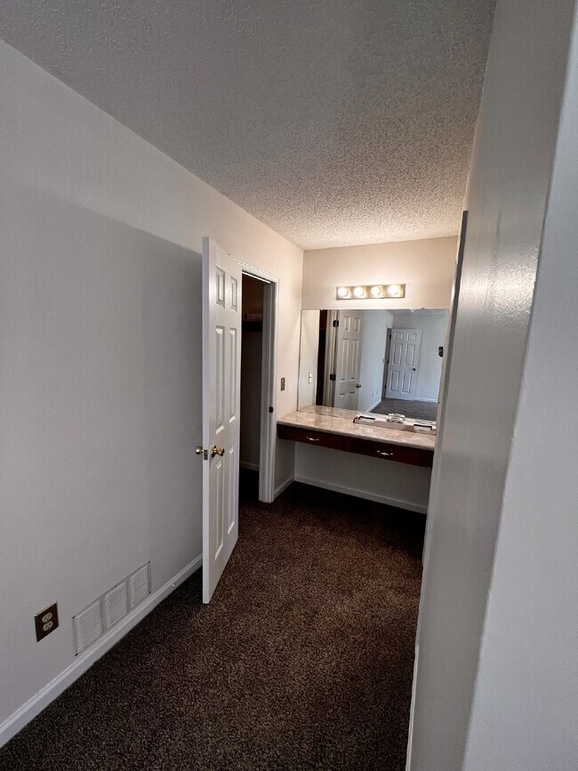 Building Photo - Home For Rent