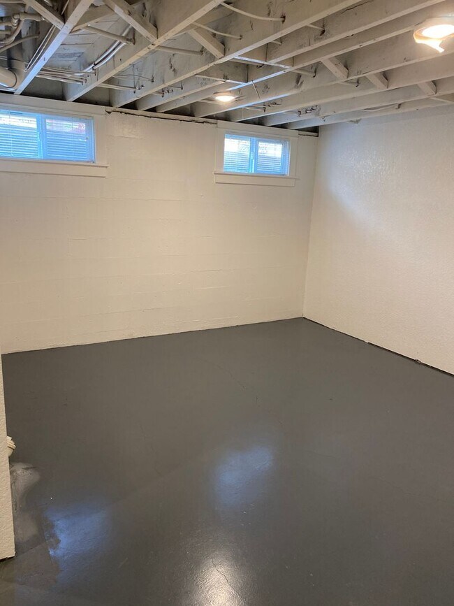 Building Photo - New Modern Updates 1250sf Hardwoods Baseme...
